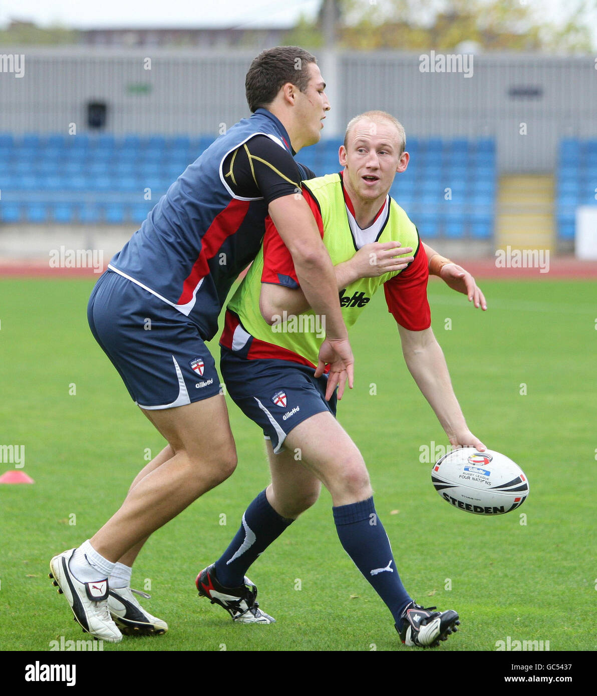 Inglese Sam Burgess (a sinistra) e Shaun Briscoe durante la sessione di allenamento alla Manchester Regional Arena, Manchester. Foto Stock