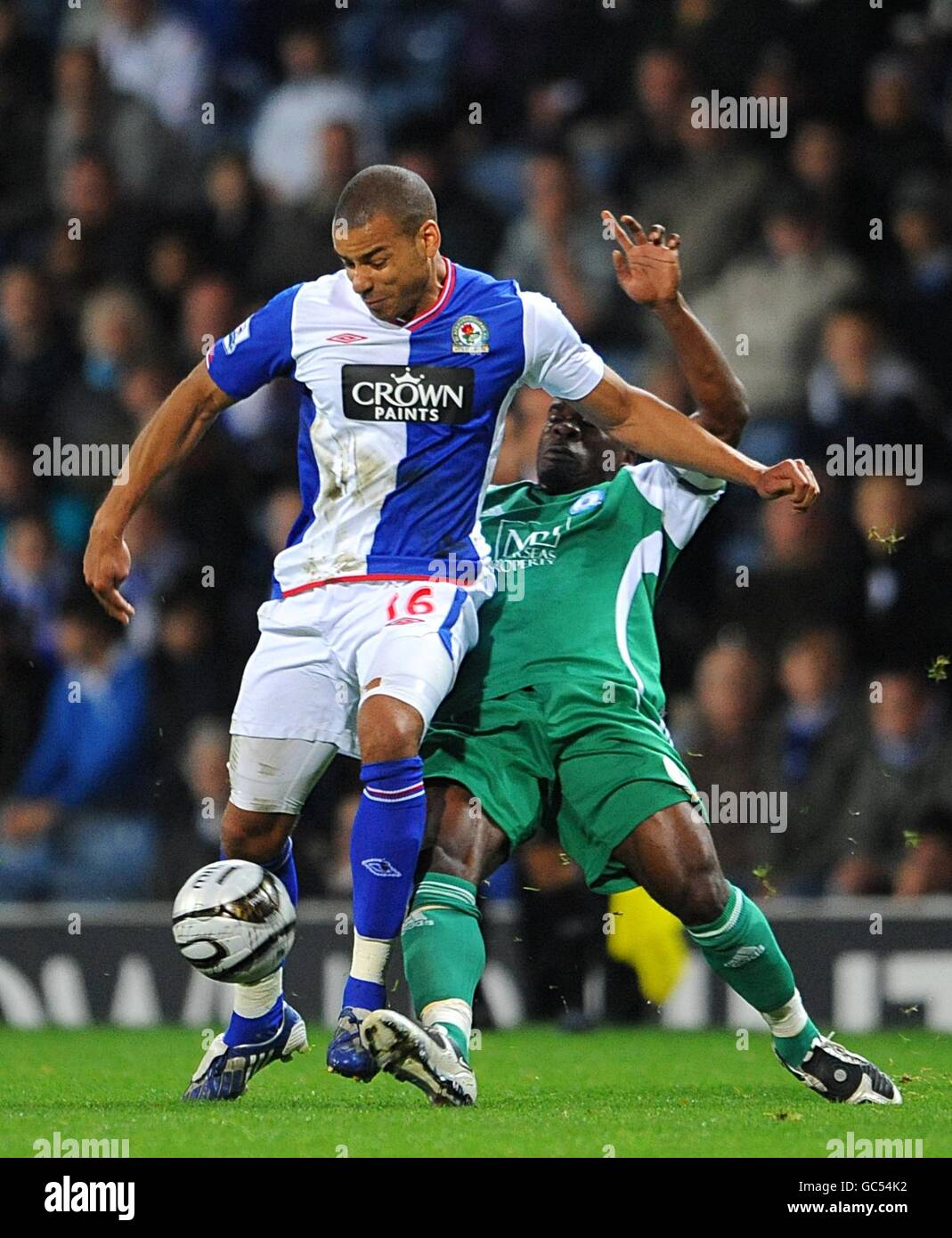 Calcio - Carling Cup - quarto turno - Blackburn Rovers v Peterborough United - Ewood Park. Steven Reid di Blackburn Rovers (a sinistra) e Aaron Mclean di Peterborough United combattono per la palla Foto Stock