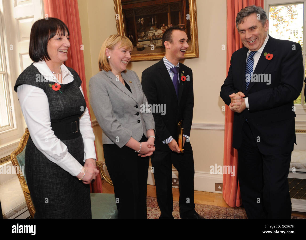 Tre degli undici vincitori del Regno Unito Teaching Awards 2009 (da sinistra a destra) Liz Quinn, Elaine Loughran e Edward Vickerman parlano con il primo ministro Gordon Brown al 10 di Downing Street a Londra. Foto Stock