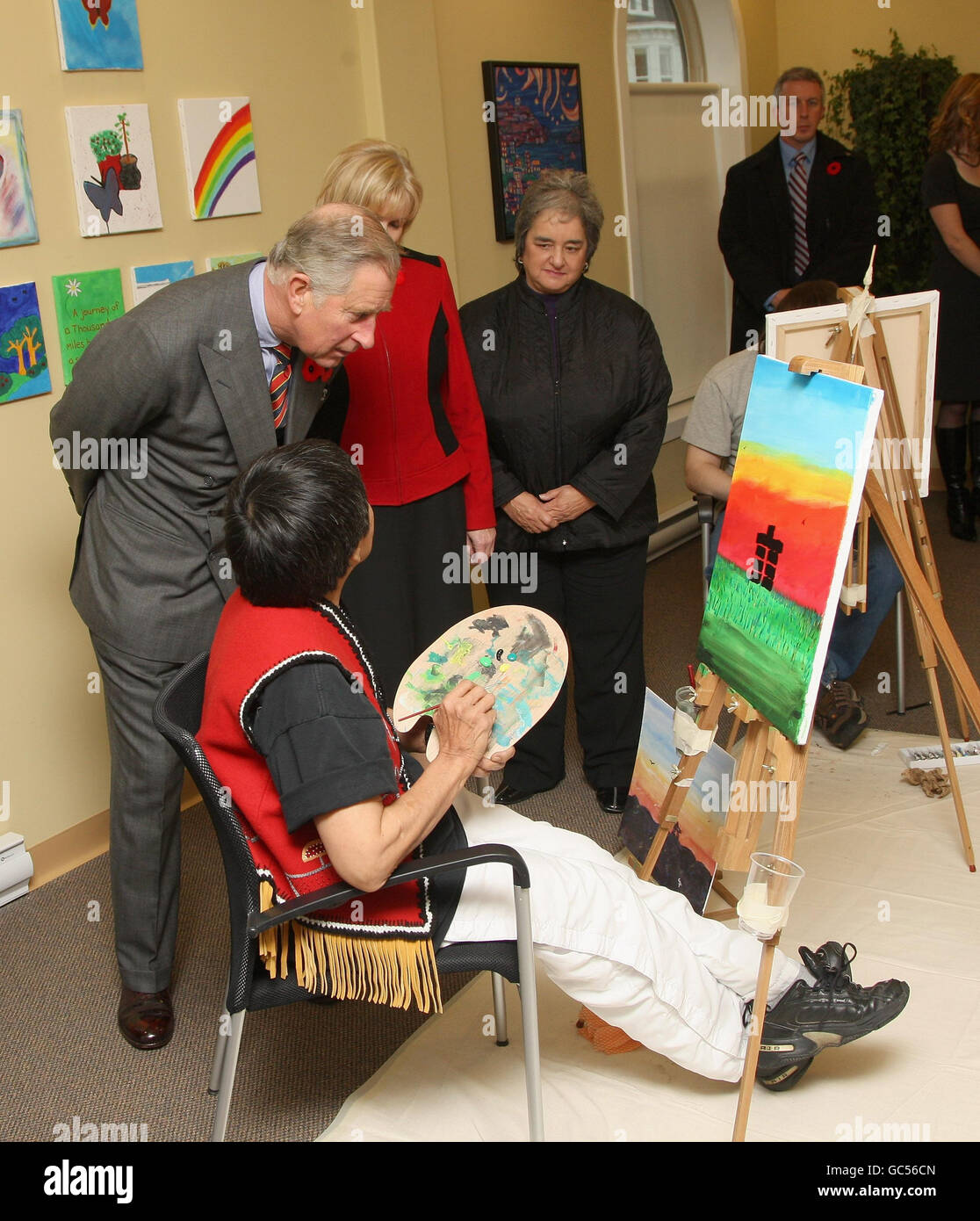 Il Principe del Galles incontra artisti nel Centro comunitario Stella Burry a Saint John's, Canada. Foto Stock