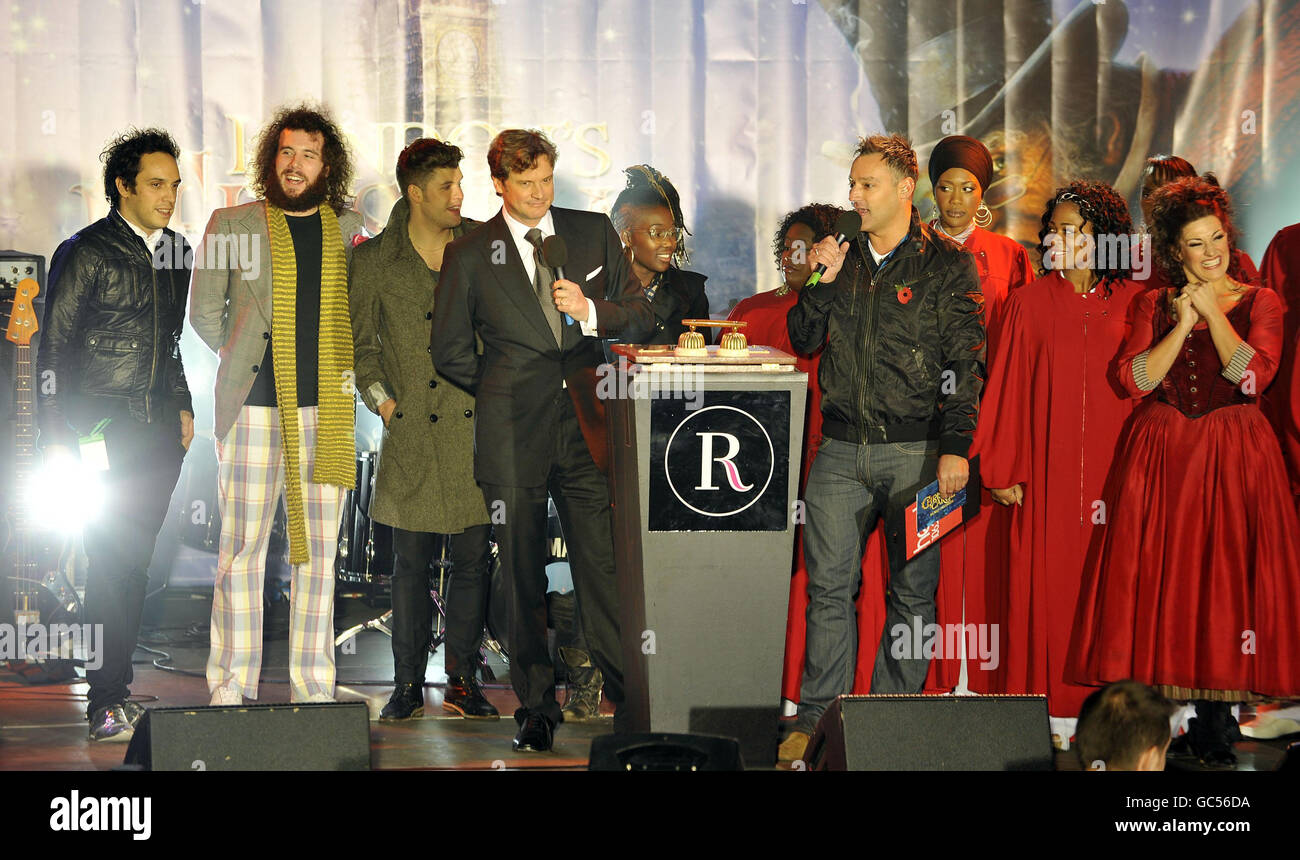 Colin Firth (al centro a sinistra) si prepara ad accendere le luci di Natale di Regent Street nel centro di Londra, guardato da Toby Anstis (al centro a destra) i Noisettes (all'estrema sinistra), Daniel Merriweather (al terzo a sinistra), i membri del London Community Gospel Choir e Jodie Prenger (all'estrema destra). Foto Stock