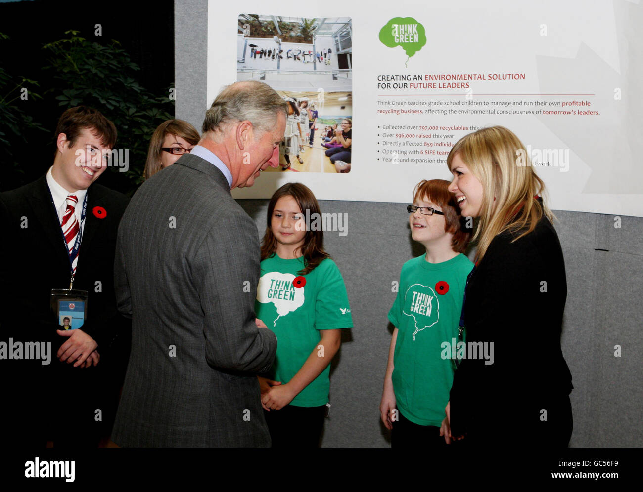 Il Principe del Galles incontra gli studenti locali durante la sua visita al Marine Institute nella città di St John's in Canada. Foto Stock