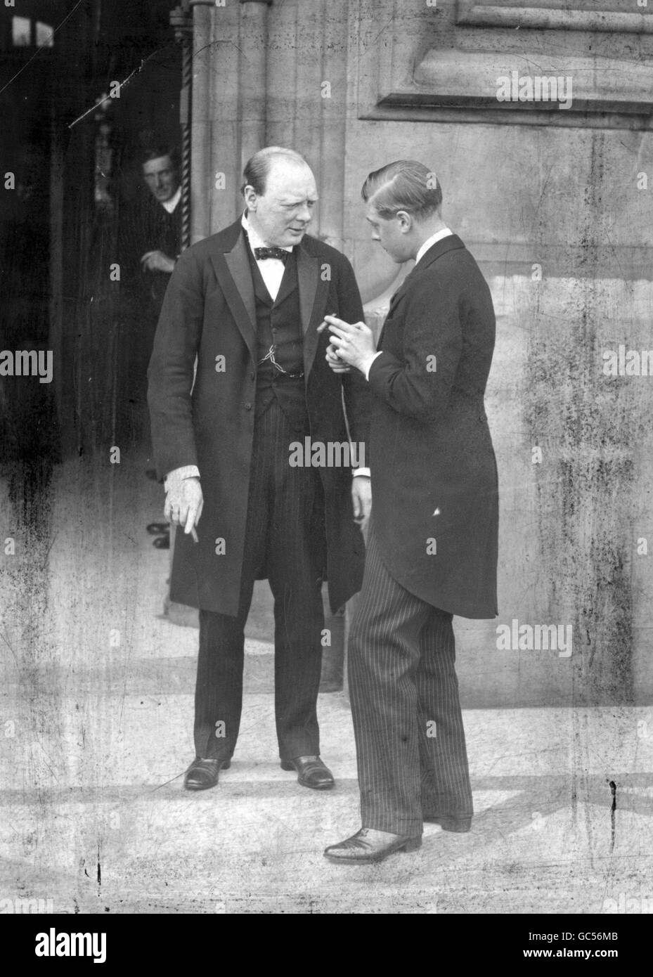Winston Churchill, a sinistra, e il Principe Edoardo (Principe del Galles) condividono un sigaro dopo aver partecipato a un pranzo alla Camera dei Comuni per gli aviatori statunitensi che volavano l'Atlantico. Foto Stock
