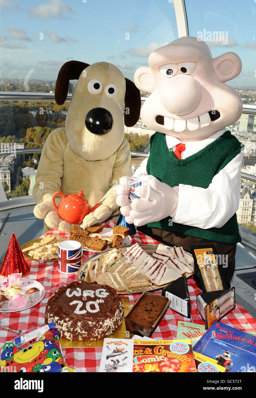 Wallace e Gromit sono visti sul London Eye che festeggia il loro 20° compleanno con una grande festa del tè britannico. Foto Stock