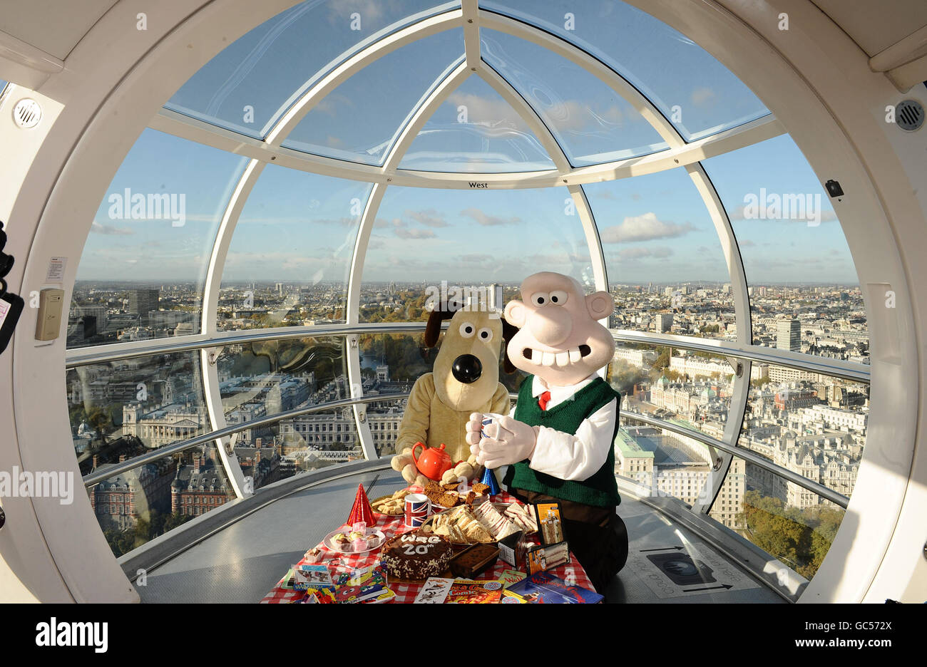 Wallace e Gromit celebrano il loro ventesimo compleanno. Wallace e Gromit sono visti sul London Eye per celebrare il loro ventesimo compleanno con un Great British Tea Party. Foto Stock