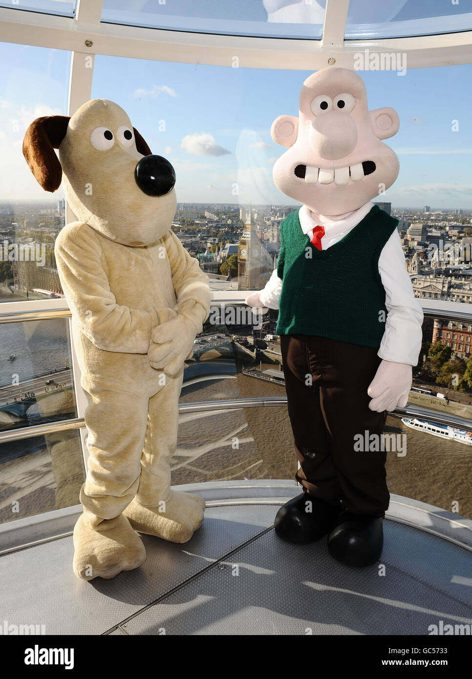 Wallace e Gromit sono visti sul London Eye che festeggia il loro 20° compleanno con una grande festa del tè britannico. Foto Stock