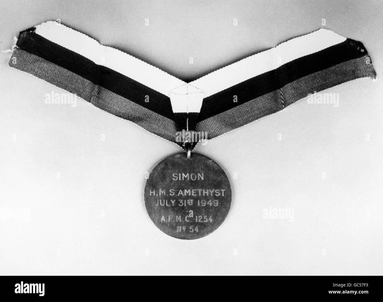 LA MEDAGLIA ASSEGNATA A SIMON THE SHIP'S CAT A BORDO DI HMS AMETHYST, UNA MEDAGLIA DICKIN, THE ANIMALS VC. IL PREMIO STORICO DOVREBBE ESSERE IN GRADO DI RACCOGLIERE FINO A 3,000 LIBBRE QUANDO VIENE VENDUTO A CHRISTIE'S. Foto Stock