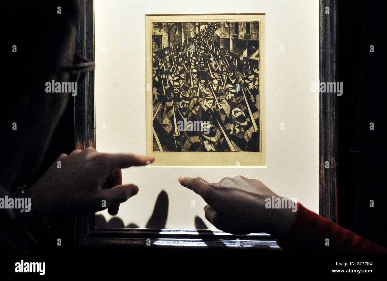 Si discute di "A Dawn 1914" di C. R. W. Nevinson, parte della collezione di dipinti di proprietà di Lord e Lady Attendborough a Sotheby's a Londra, che saranno messi all'asta il 11 novembre. Foto Stock