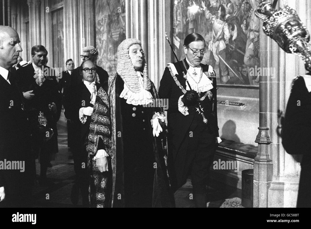 Il tenente generale Sir David House (r), il Signore Usher della Black Rod, accompagnando il Presidente della Camera dei Comuni, George Thomas, alla Camera della Camera dei Lord come parlamentari seguiti dai Comuni per ascoltare il discorso della Regina all'apertura di Stato del Parlamento. Foto Stock