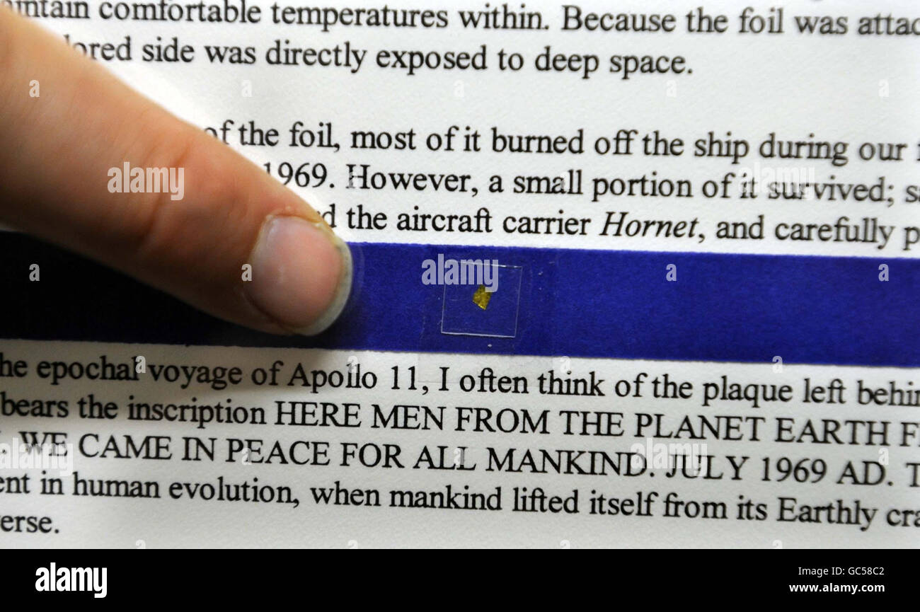 Un pezzo di foglio di Kapton da Apollo 11 si aspettava di recuperare fino a £1,200 all'asta il 14 novembre da Henry Aldridge e Son, in Devizes, Wiltshire. Foto Stock