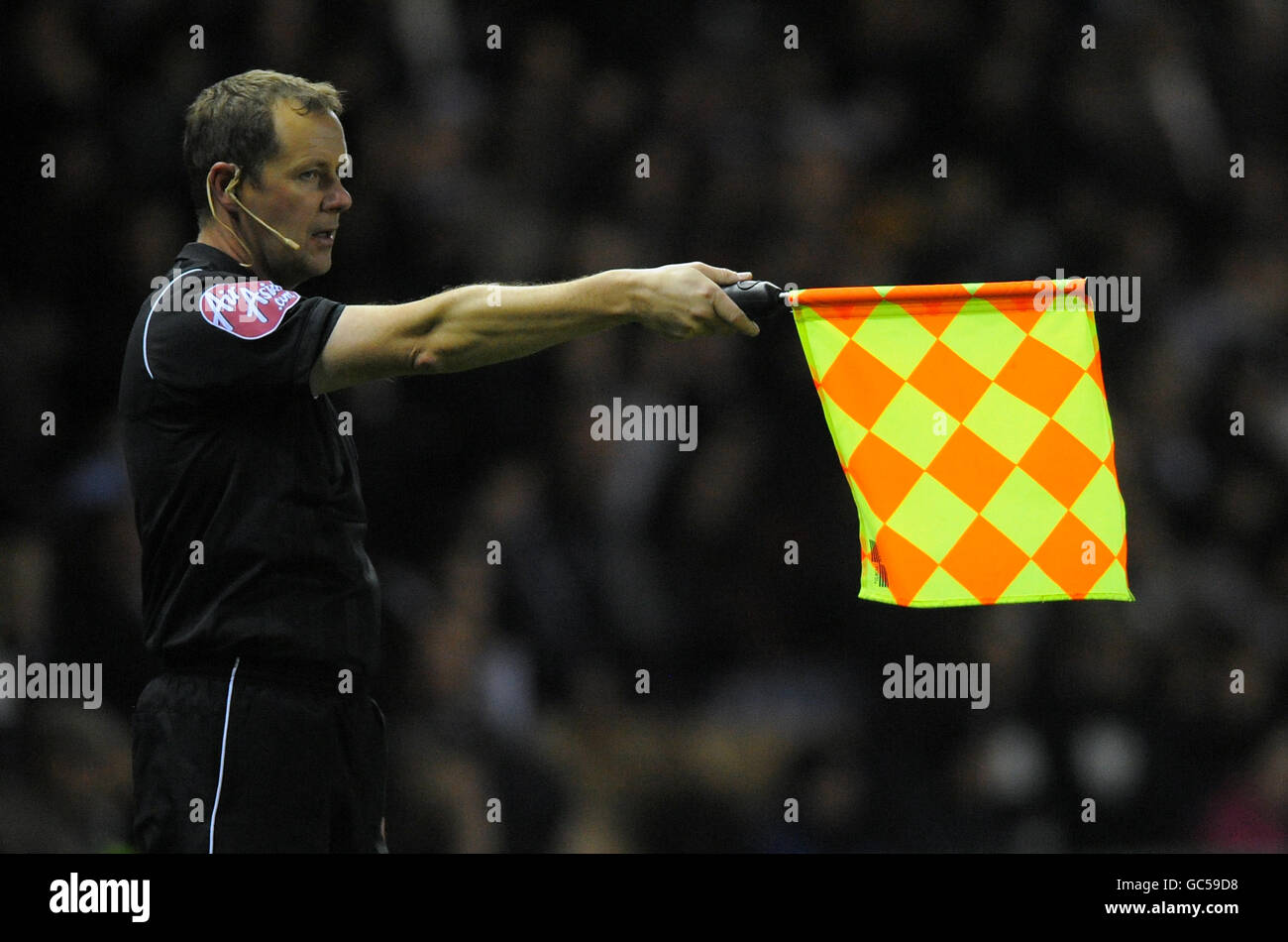 Calcio - Campionato di calcio Coca-Cola - Derby County v Coventry City - Pride Park Stadium. L'assistente dell'arbitro solleva la sua bandiera Foto Stock