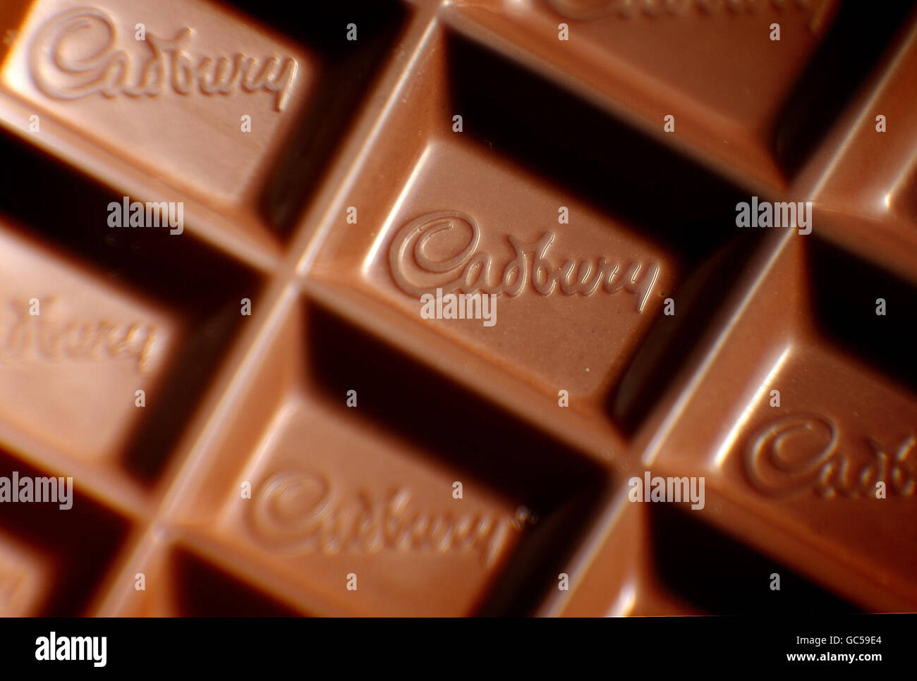 Un primo piano di un logo Cadbury in una barra di cioccolato al latte Dairy. Il gigante alimentare AMERICANO Kraft ha lanciato oggi un'offerta di acquisto ostile per il produttore di latte caseario Cadbury. Foto Stock