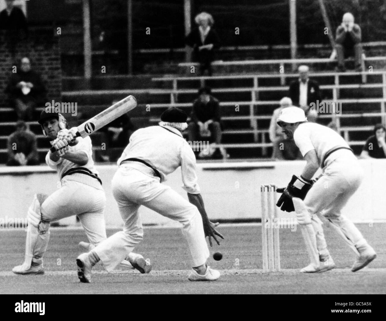 Il Clifton James Richards di Surrey spinge la palla oltre l'esterno Mano allungata del David Stanley Steele del Derbyshire mentre il Derbyshire Il wicketkeeper Robert William Taylor guarda sopra Foto Stock