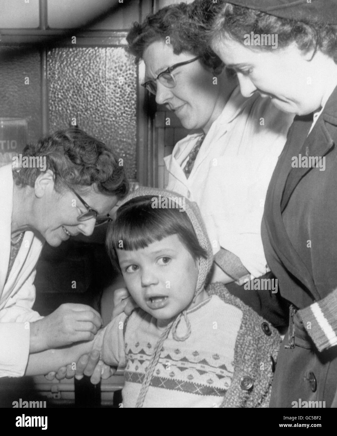 Una madre guarda come il suo bambino è vaccinato in una clinica di Bradford come precauzione contro il vaiolo, dopo un focolaio che ha causato la vita di quattro persone. Foto Stock