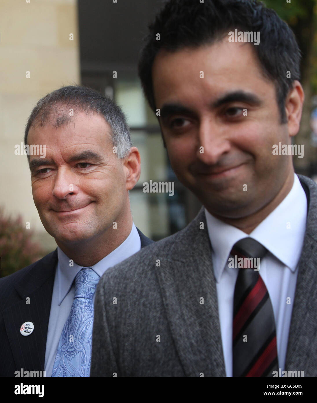 Tommy Sheridan (a sinistra) arriva a Glasgow High Court con l'avvocato Aamer Anwar (a destra) per un'audizione preliminare. Foto Stock