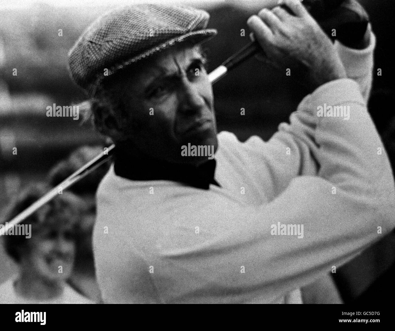 Attore Christopher Lee che partecipa a uno dei suoi grandi amori, il Golf. Foto Stock