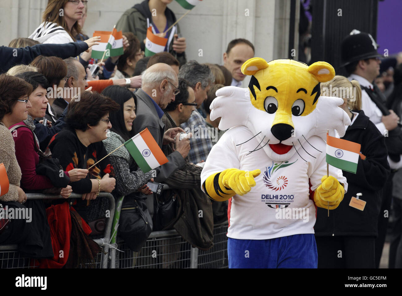 Shera la mascotte sventola una bandiera durante il lancio del XIX Baton Relay della Regina dei Giochi del Commonwealth di Delhi 2010. Il lancio ha coinciso con la visita di Stato in Gran Bretagna del presidente indiano Pratibha Patil. Foto Stock