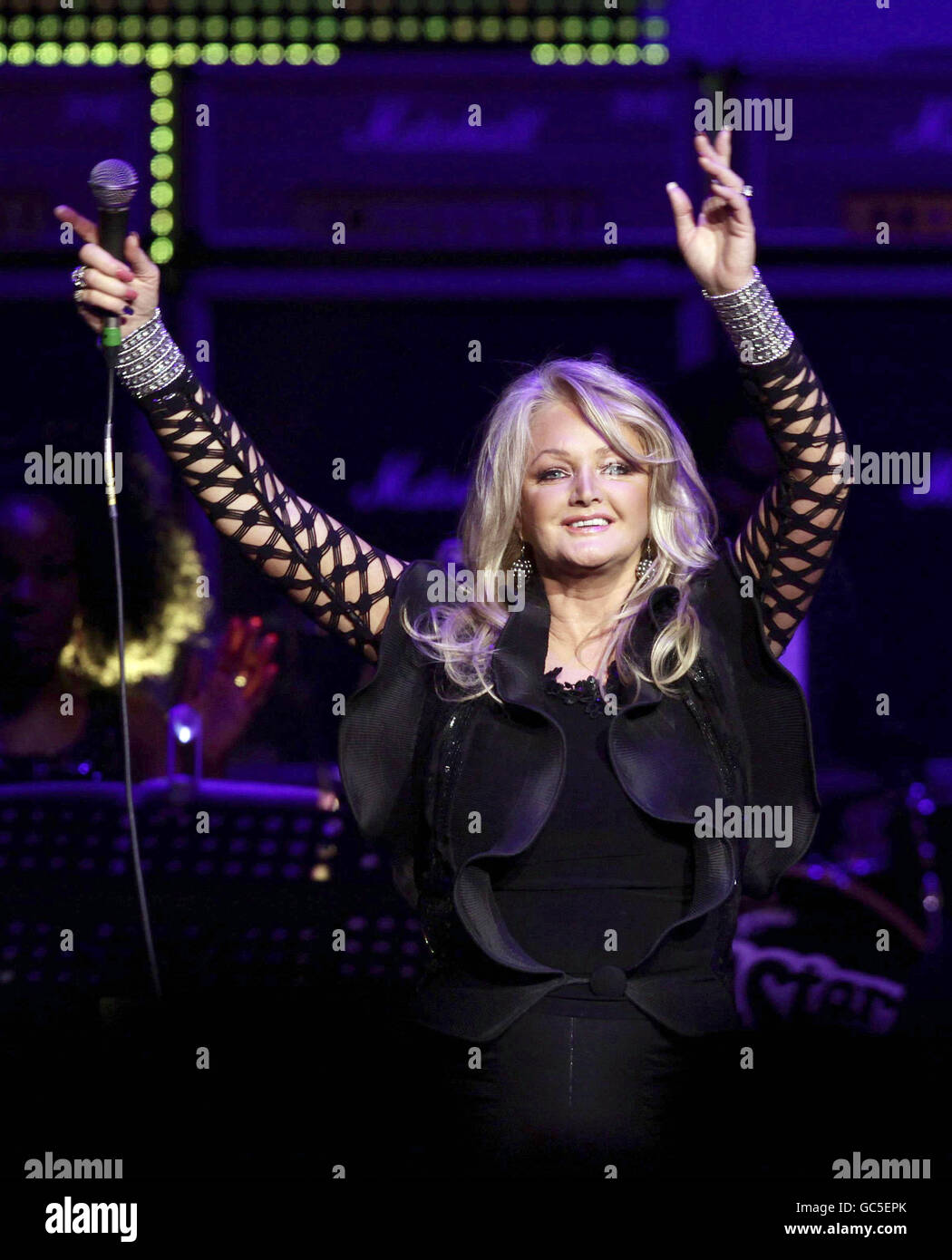 Bonnie Tyler si esibisce sul palco durante il concerto Hard Rock PINKTOBER Women of Rock, presso la Royal Albert Hall nella zona ovest di Londra. Foto Stock