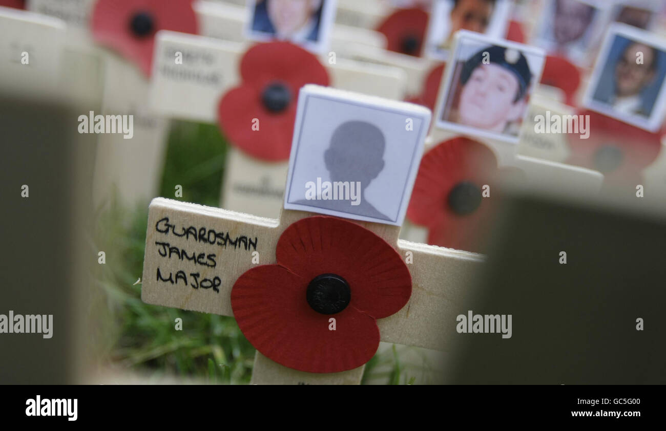 Una foto in bianco su una croce di Guardsman James Major, ucciso in Afghanistan, è vista al Garden of Remembrance all'Abbazia di Westminster a Londra, dopo essere stato formalmente aperto dal Duca di Edimburgo. Foto Stock