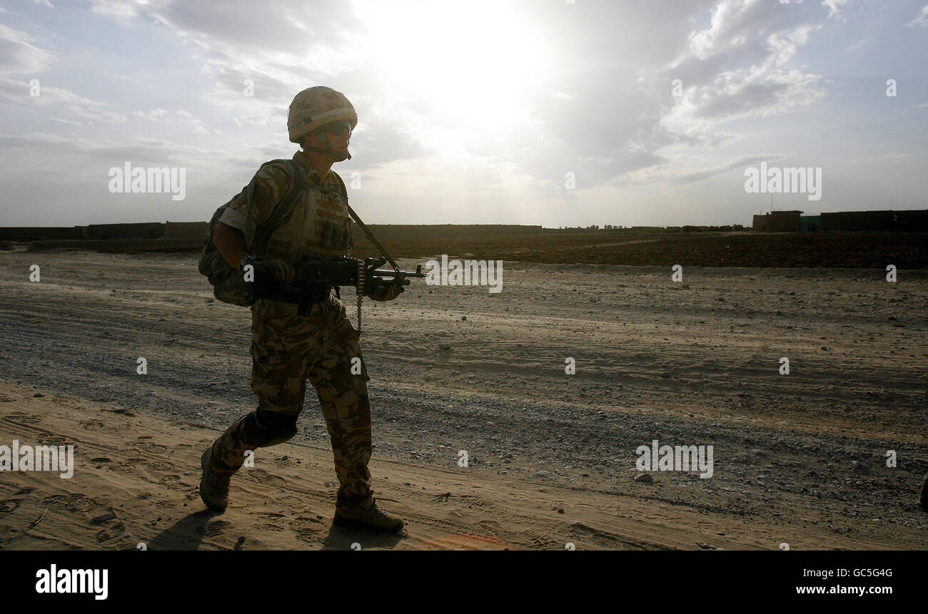 Un soldato di 2 Società, 1 ° Battaglione guardie del torrente, tutori ufficiali dalla polizia nazionale afghana in una zona a ovest di Lashkar Gah vicino alla base di pattuglia Bolan, Afghanistan. Foto Stock