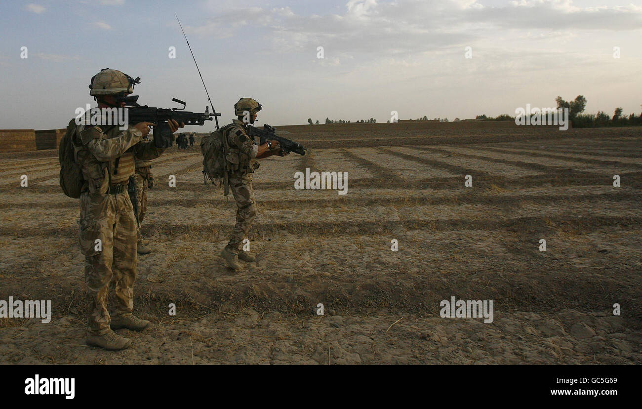 Soldati di 2 Compagnia, 1 Battaglione guardie Coldstream, tutori ufficiali della polizia nazionale afgana in una zona a ovest di Lashkar Gah vicino alla base di Pattuglia Bolan, Afghanistan. Foto Stock