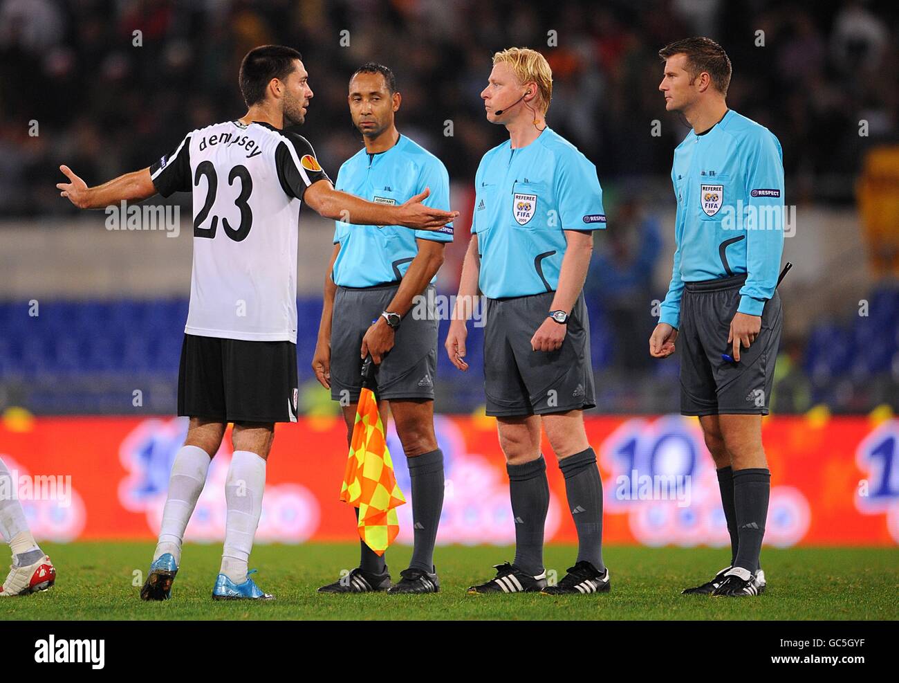 Calcio - UEFA Europa League - Gruppo e - AS Roma / Fulham - Stadio Olimpico. Fulham's Clint Dempsey (a sinistra) sostiene con il Referee Kevin Blom (al centro) e i linesmen dopo il fischio finale Foto Stock