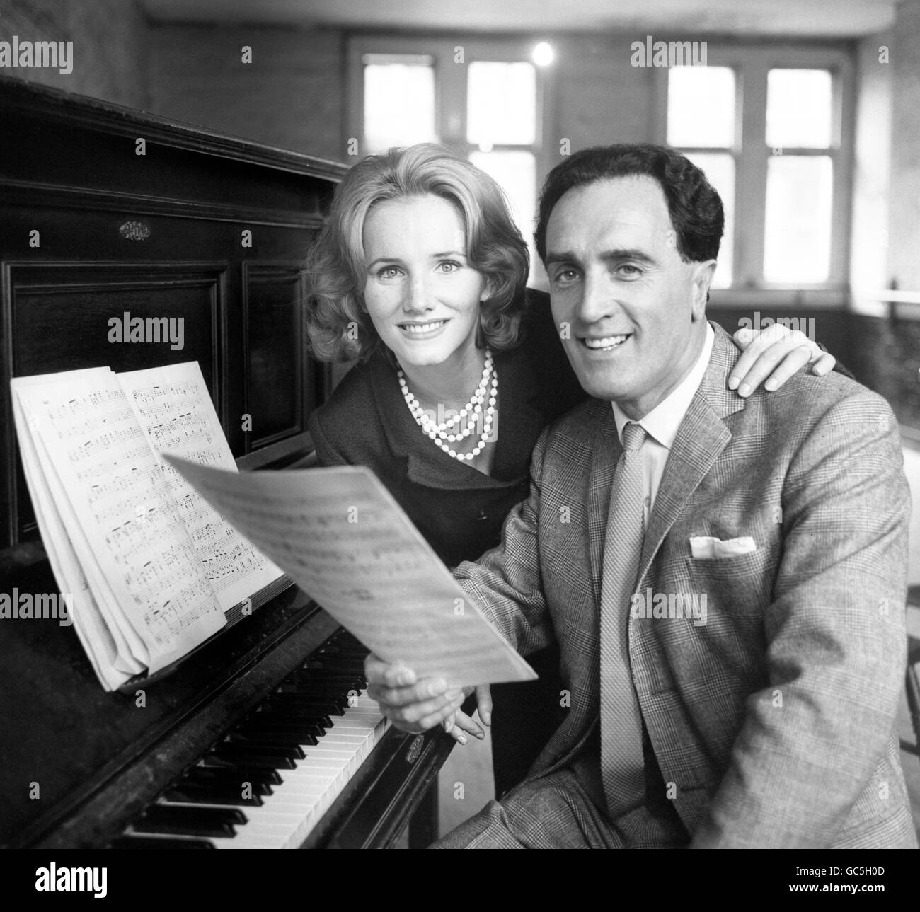 La commedia musicale John Hanson e la sua co-star Lynn Wynter durante le prove a Londra per il musical "When You're Young". Foto Stock