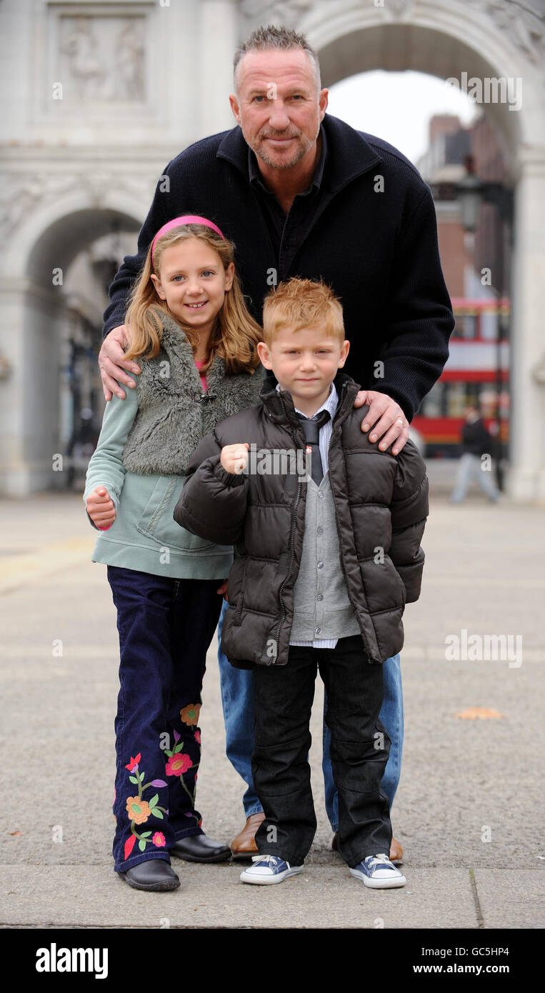 La leggenda di Cricket Sir Ian Botham, con i malati di leucemia Molly Mae Shelley, sette, e Bradley Smith, sei, a Marble Arch a Londra, per lanciare "Beefy's Great Forget Me Not Walk". Foto Stock