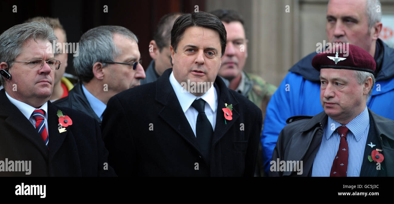 Il leader BNP Nick Griffin guarda come le bare del garante di classe 1 Darren Chant, 40, Sergente Matthew Telford, 37, Guardsman Jimmy Major, 18, dalle Guardie Grenadier, caporale Steven Boote, 22, caporale Nicholas Webster-Smith, 24, Dalla Royal Military Police, e Serjeant Phillip Scott, 30, dal 3° Battaglione i Rifles passano attraverso il villaggio di Wootton Bassett nel Wiltshire durante il loro rimpatrio oggi. Foto Stock