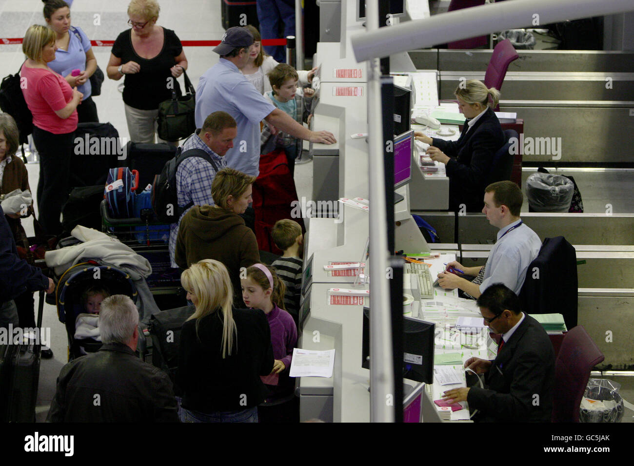 Aeroporto di Manchester stock. Vista generale dell'aeroporto di Manchester, i passeggeri che effettuano il check-in al Terminal 2 partenze. Foto Stock