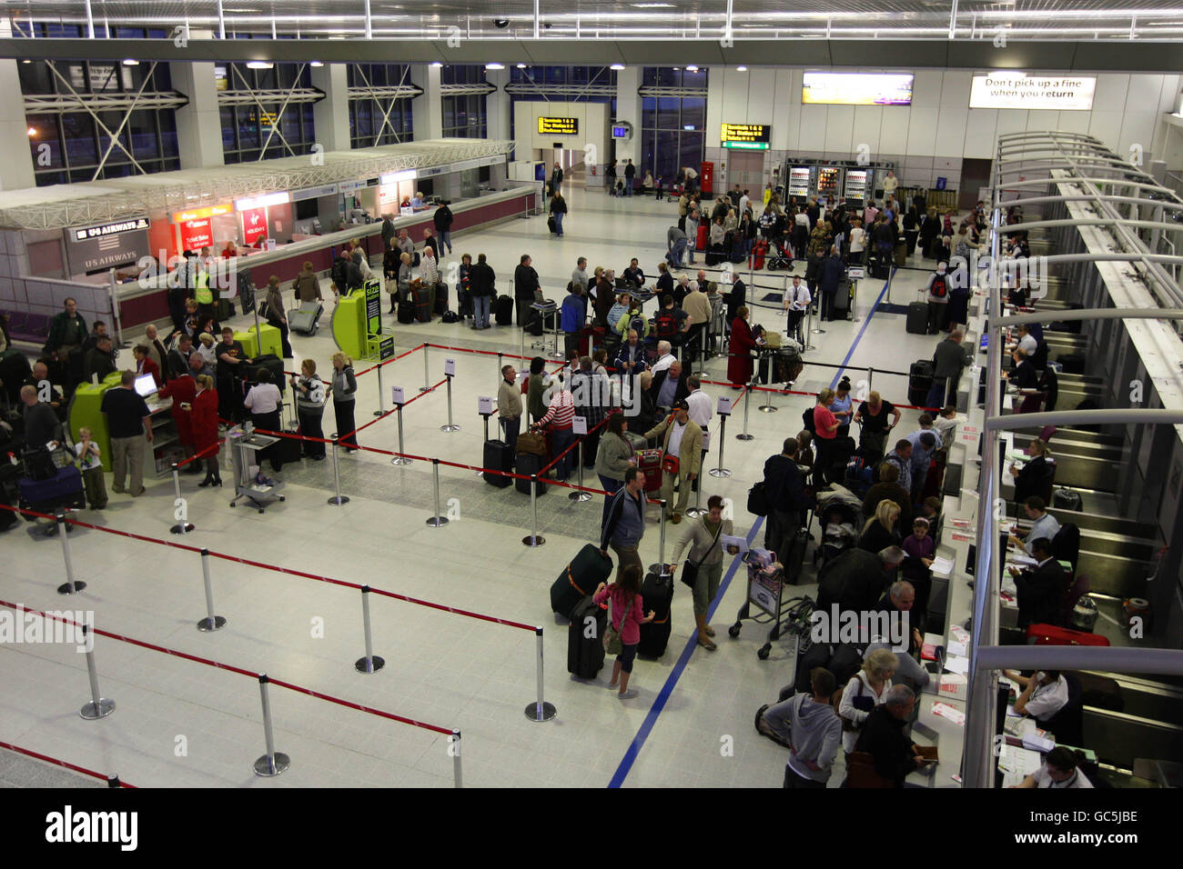 Vista generale dell'aeroporto di Manchester, passeggeri che effettuano il check-in alle partenze del Terminal 2. Foto Stock