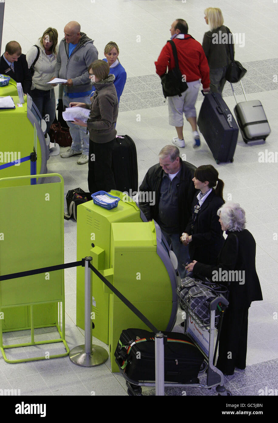 Vista generale dell'aeroporto di Manchester, passeggeri che utilizzano il sistema di check-in rapido alle partenze del Terminal 2. Foto Stock