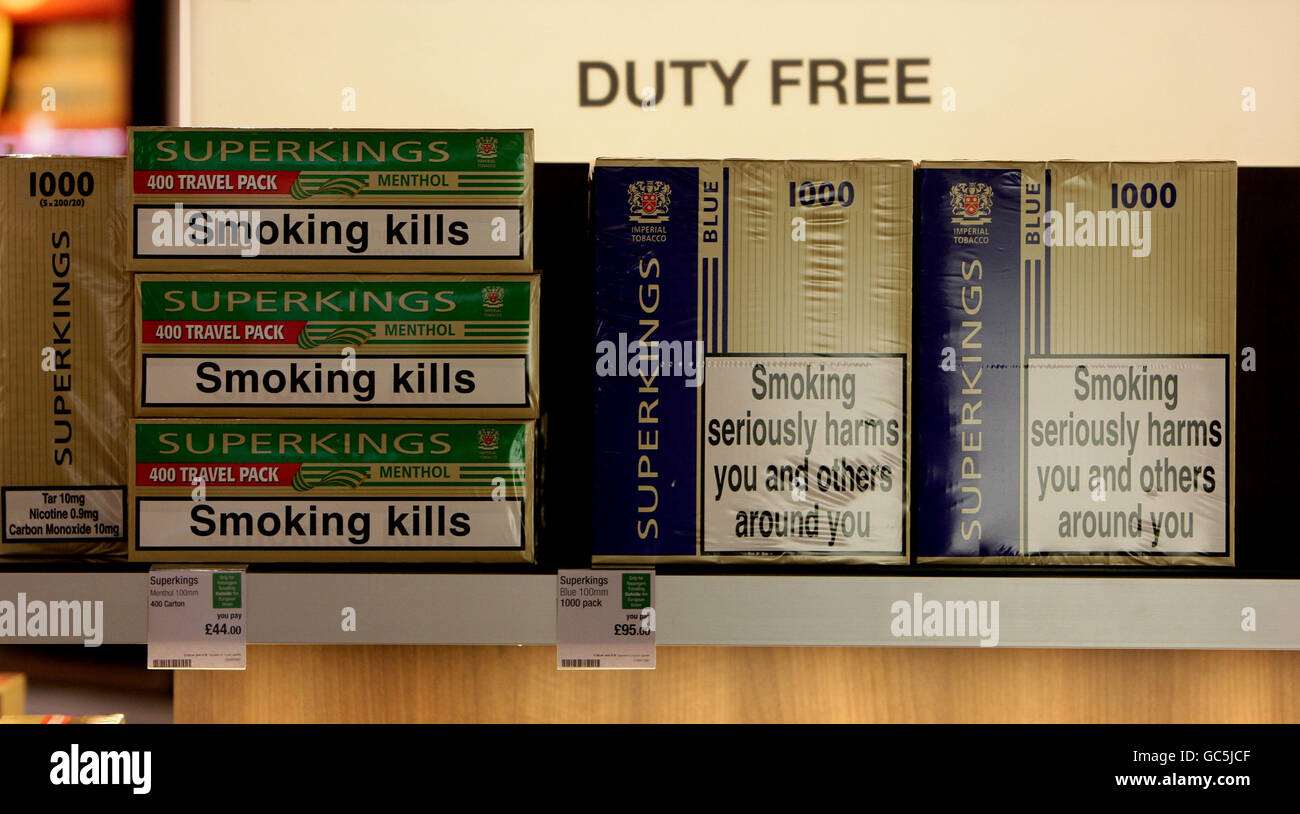 Vista generale delle sigarette duty free all'aeroporto di Manchester, terminal 2. Foto Stock