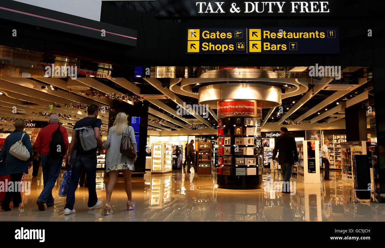 Vista generale dell'aeroporto di Manchester, partenze Terminal 2. Foto Stock