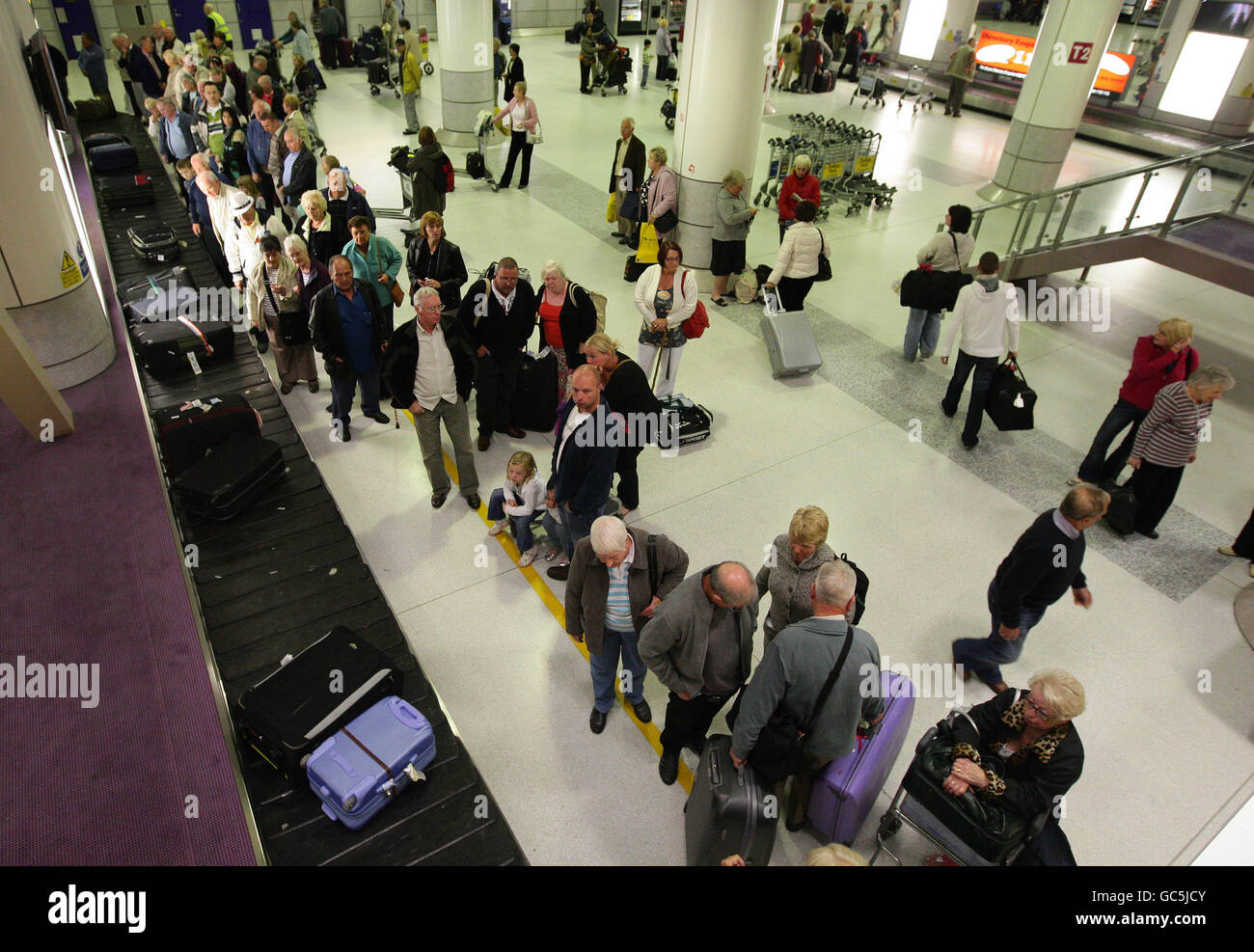 Aeroporto di Manchester stock. I passeggeri attendono i bagagli all'aeroporto di Manchester, arrivi al Terminal 2. Foto Stock