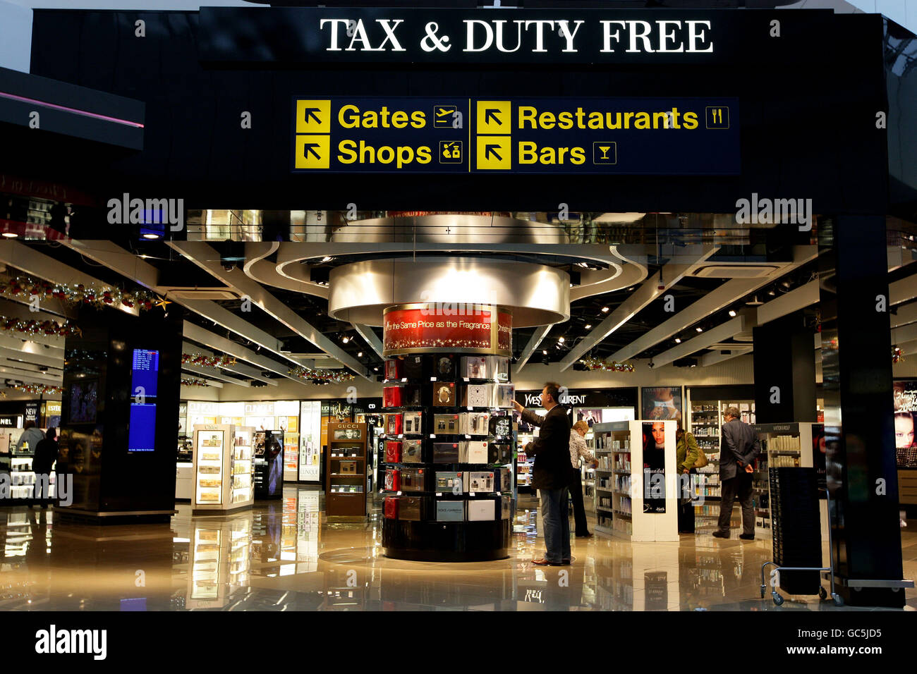 Aeroporto di Manchester stock. Vista generale dell'aeroporto di Manchester, partenze dal Terminal 2. Foto Stock