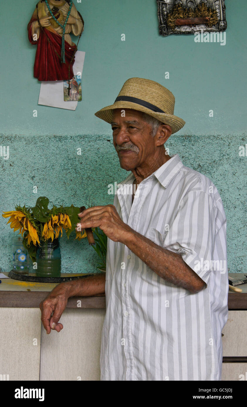 Uomo anziano di fumare un sigaro, Pinar del Rio, Cuba Foto Stock