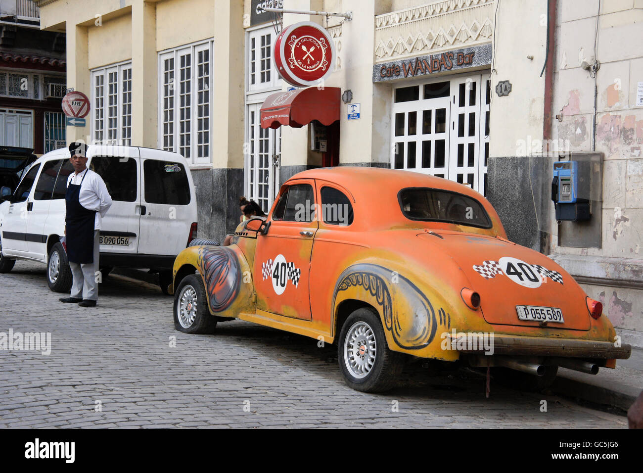 Chef e 1940 Ford davanti a Wanda's bar e cafe, Habana Vieja (l'Avana Vecchia), Cuba Foto Stock