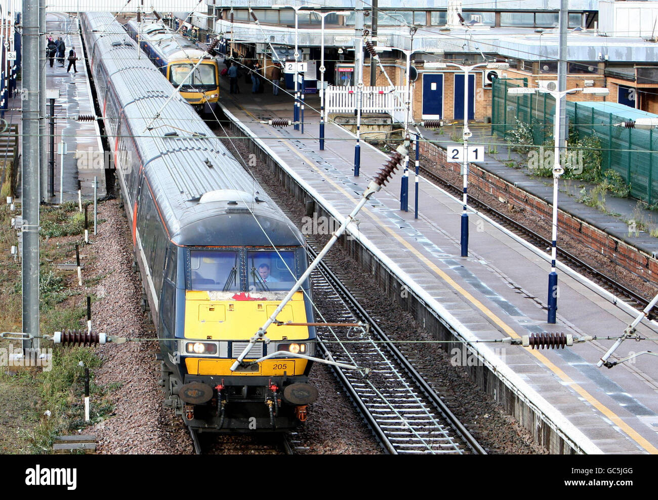 Un treno della East Coast Main Line esce dalla stazione ferroviaria di Peterborough. A mezzanotte, il governo ha assunto la linea principale della costa orientale quando la National Express a corto di contanti ha rinunciato al franchising. Foto Stock