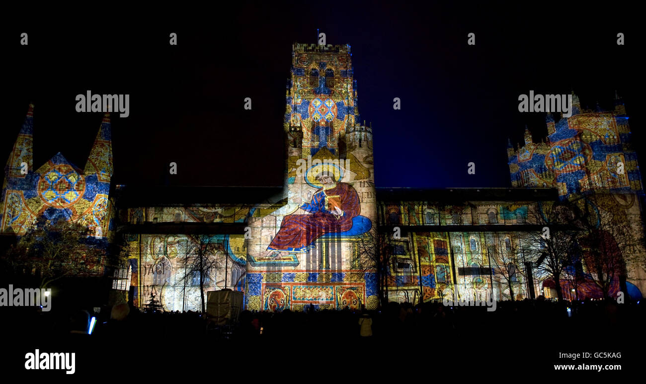 Festival Lumiere - Durham. La Cattedrale di Durham è visibile illuminata durante il Festival Lumiere. Foto Stock