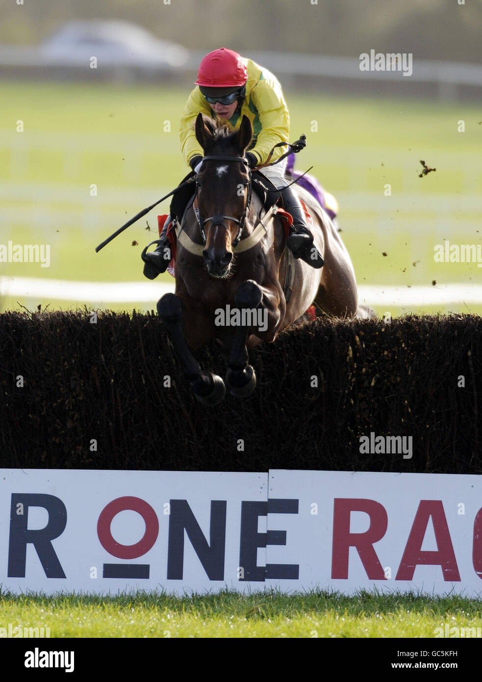 Sizing Europe, guidato da Andrew Lynch, continua a vincere la Craddockstown Novice Steeplechase durante la giornata di Maplewood all'ippodromo di Punchestown, Irlanda. Foto Stock