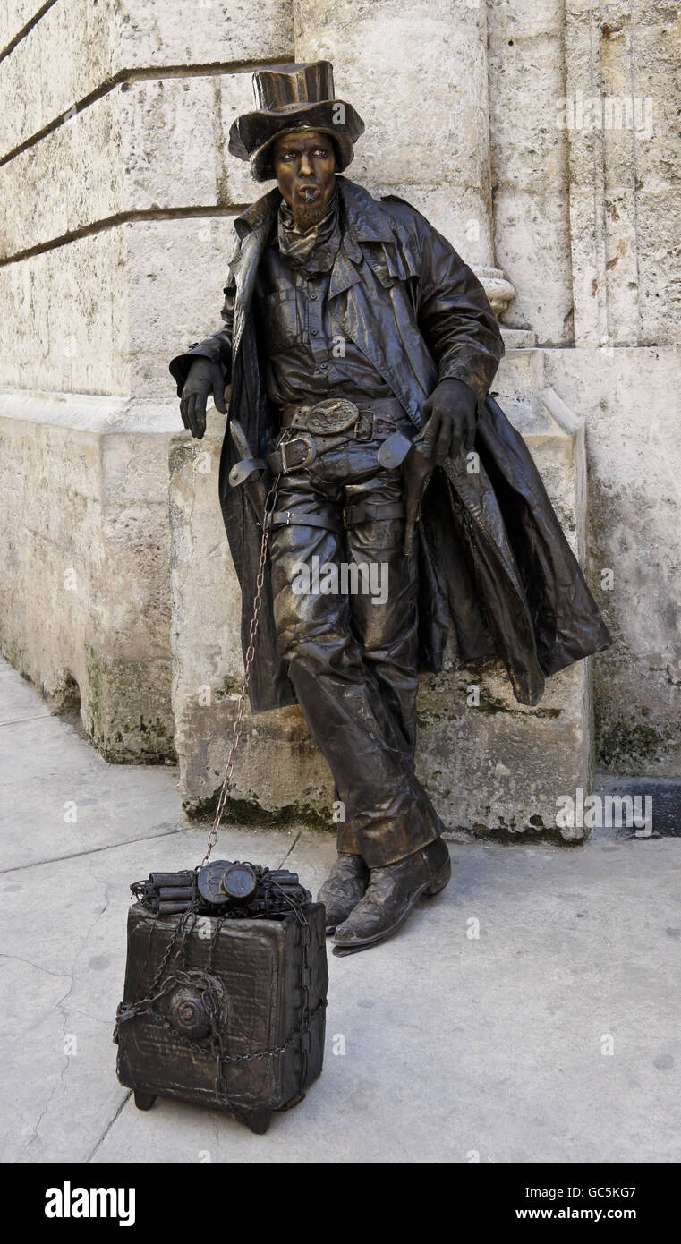 Statua vivente sul angolo di strada, Habana Vieja (l'Avana Vecchia), Cuba Foto Stock