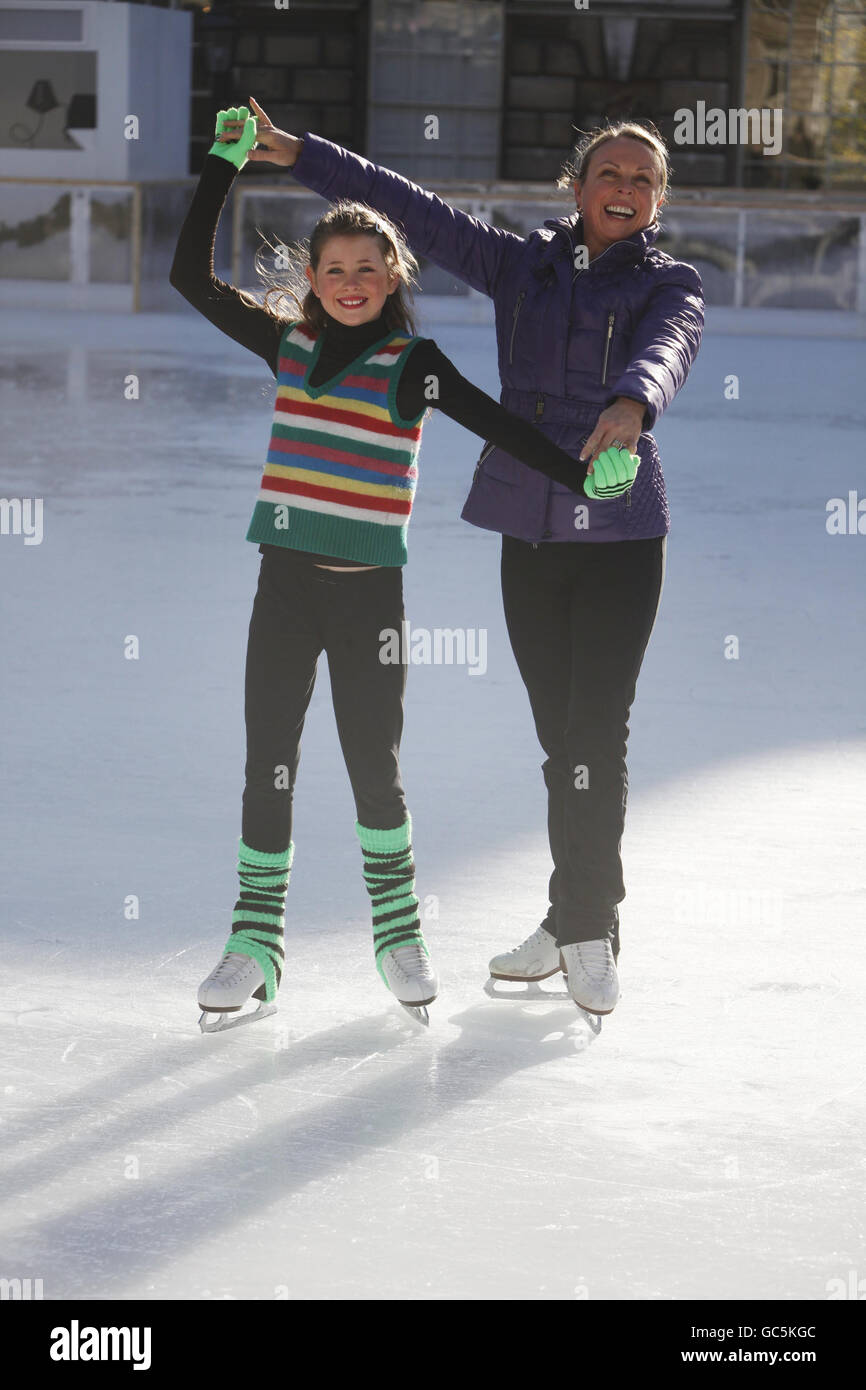 Jayne Torvill e Courtney Collis, 12 anni, da Londra, festeggiano il decimo compleanno della Somerset House Ice Rink che apre al pubblico il 17 novembre. Foto Stock