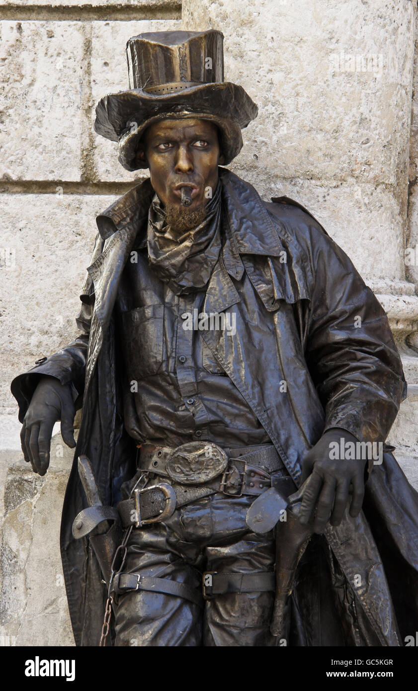 Statua vivente sul angolo di strada, Habana Vieja (l'Avana Vecchia), Cuba Foto Stock