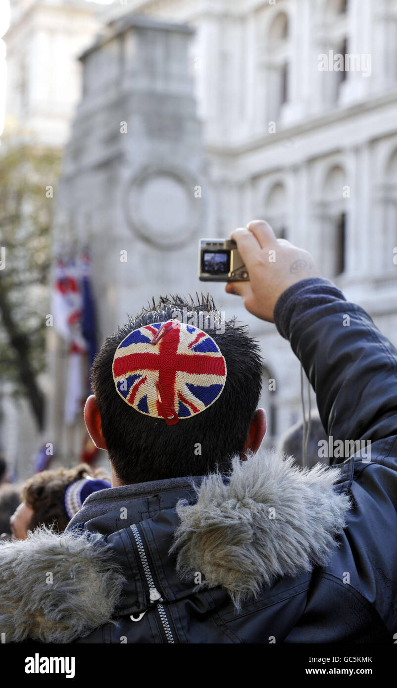 Una persona guarda la cerimonia annuale di commemorazione e la parata dell'Associazione degli ex-militari ebrei e della Donna al Cenotaph di Londra. Foto Stock