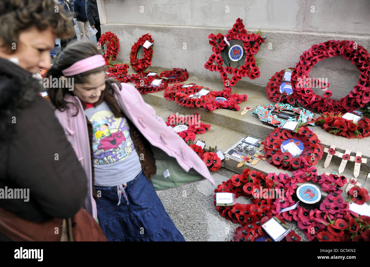 Corone per l'Associazione degli ex-militari ebrei e Donna cerimonia annuale di commemorazione e Parata al Cenotaph di Londra. Foto Stock