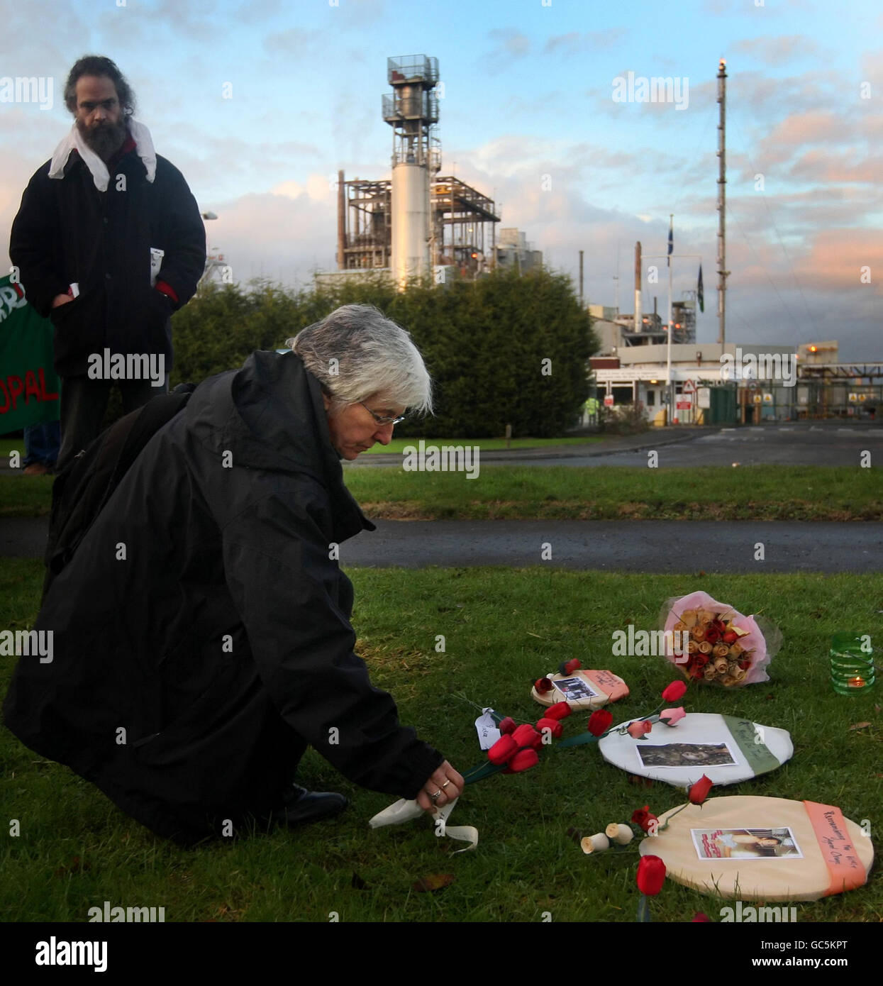 I dimostranti si riuniscono per ricordare il 25° anniversario del disastro di Bhopal, fuori dello stabilimento Dow Chemical Company di Grangemouth, Scozia. Foto Stock