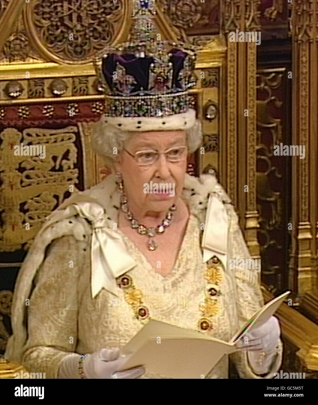 La Regina Elisabetta II della Gran Bretagna legge il discorso della Regina durante l'apertura di Stato del Parlamento. Foto Stock