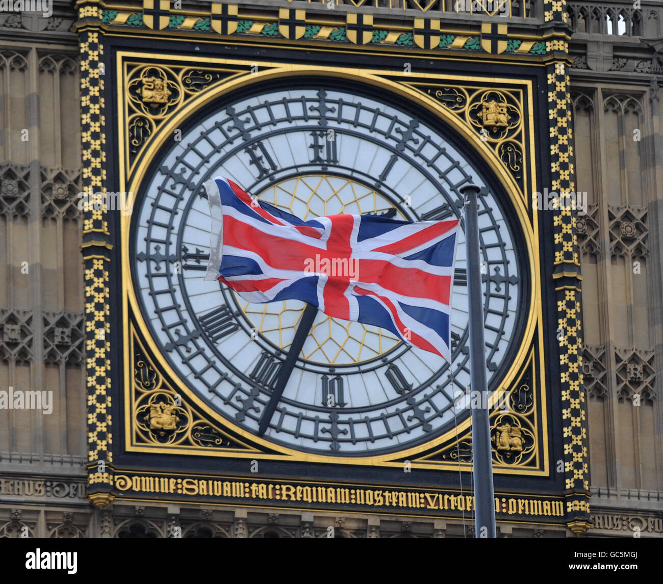 La bandiera dell'Unione vola oggi a Westminster il primo giorno del nuovo parlamento, dopo che la Regina ha ufficialmente aperto la nuova sessione all'apertura del Parlamento di quest'anno. Foto Stock