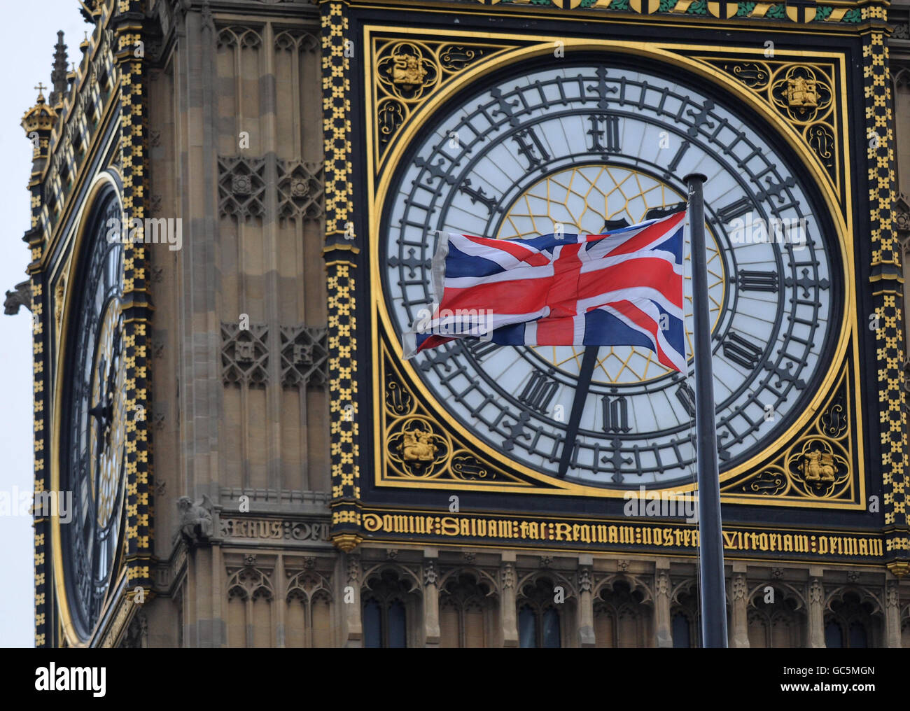 La bandiera dell'Unione vola oggi a Westminster il primo giorno del nuovo parlamento, dopo che la Regina ha ufficialmente aperto la nuova sessione all'apertura del Parlamento di quest'anno. Foto Stock